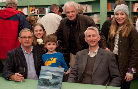 Tony Curtis, Grahame Davies a Carl Ryan gydag aelodau o'u teuluoedd yn y lansiad