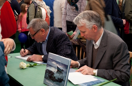 Tony Curtis a Grahame Davies yn arwyddo'r llyfr