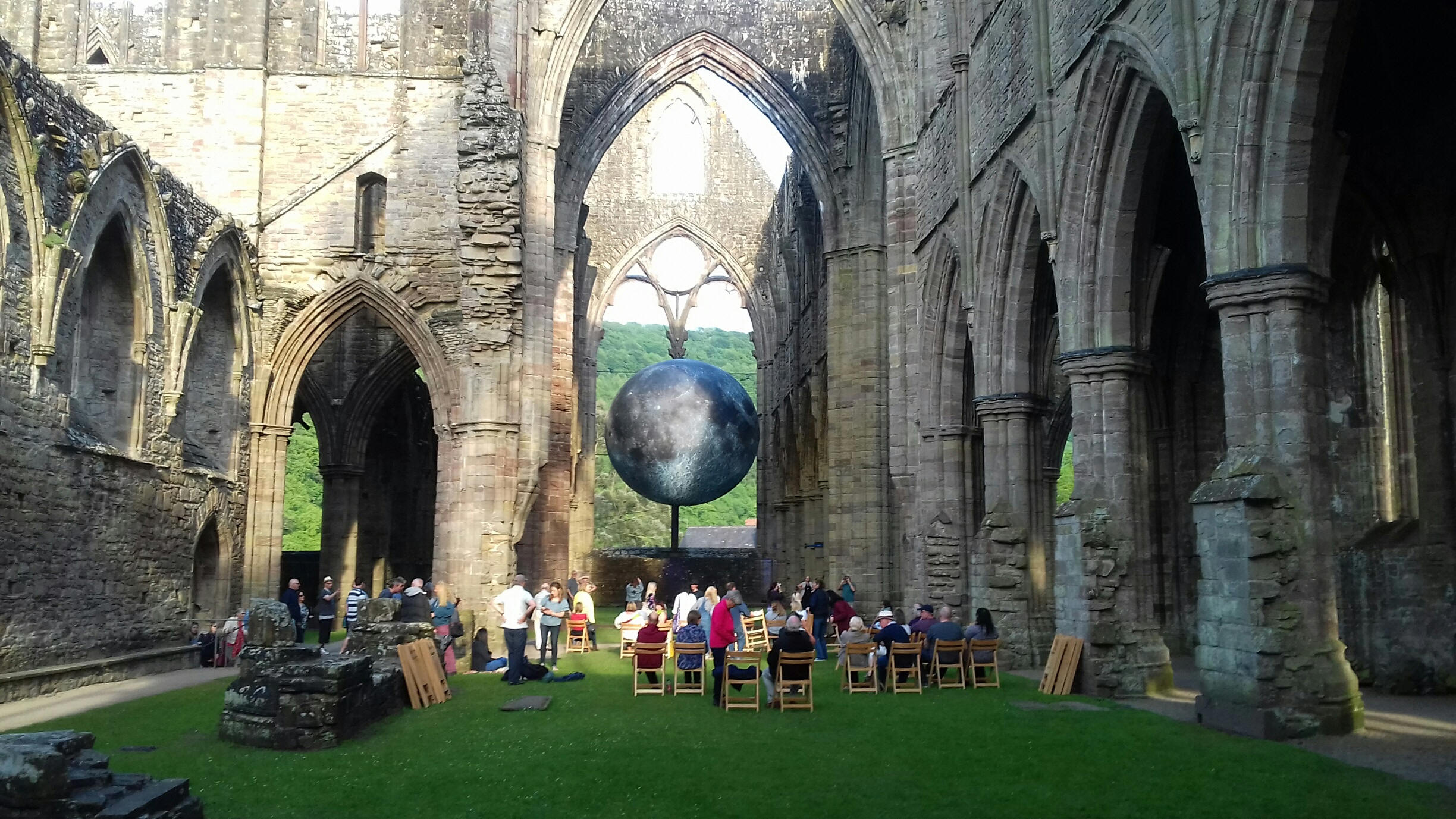 Lleuad yn Abaty Tyndyrn